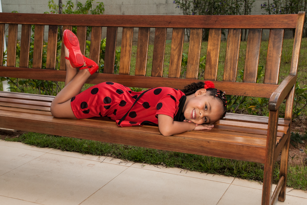 fotografia no jardim no Condominio Vila São Francisco aniversário de Letícia 5 anos, tema da festa miraculos