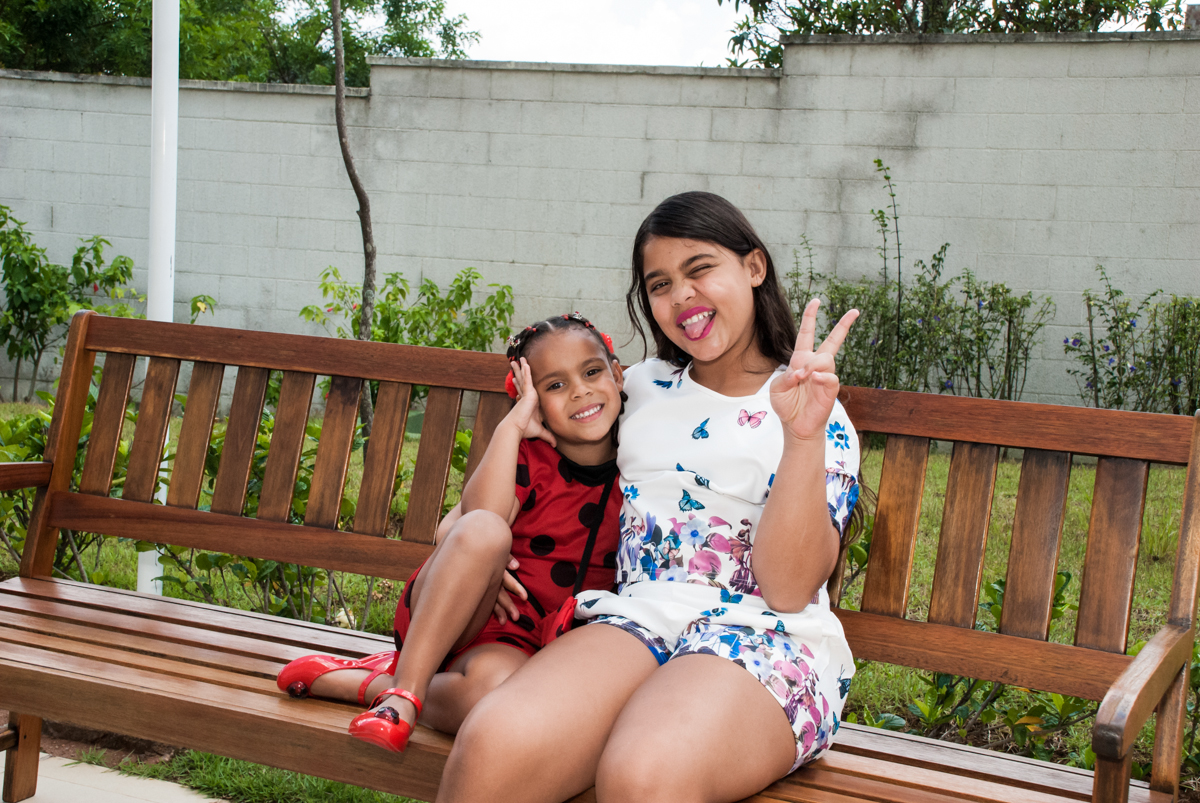 banco do jardim usado para fotos no Condominio Vila São Francisco aniversário de Letícia 5 anos, tema da festa miraculos