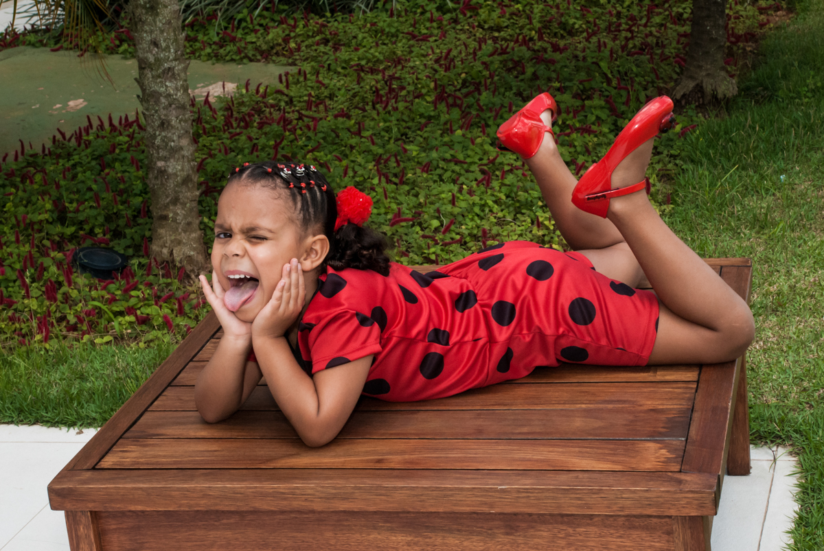 foto fazendo careta no Condominio Vila São Francisco aniversário de Letícia 5 anos, tema da festa miraculos