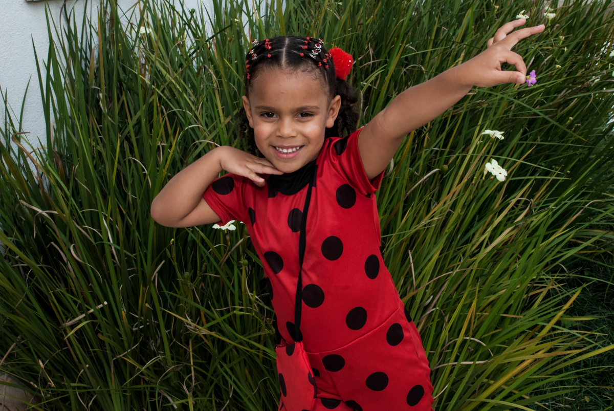 fotografia animada no Condominio Vila São Francisco aniversário de Letícia 5 anos, tema da festa miraculos