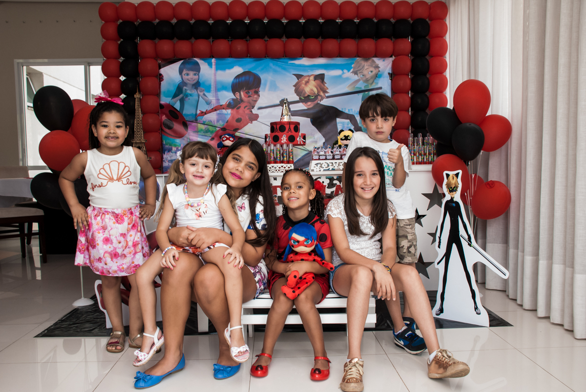 amigas sendo fotografadas no Condominio Vila São Francisco aniversário de Letícia 5 anos, tema da festa miraculos