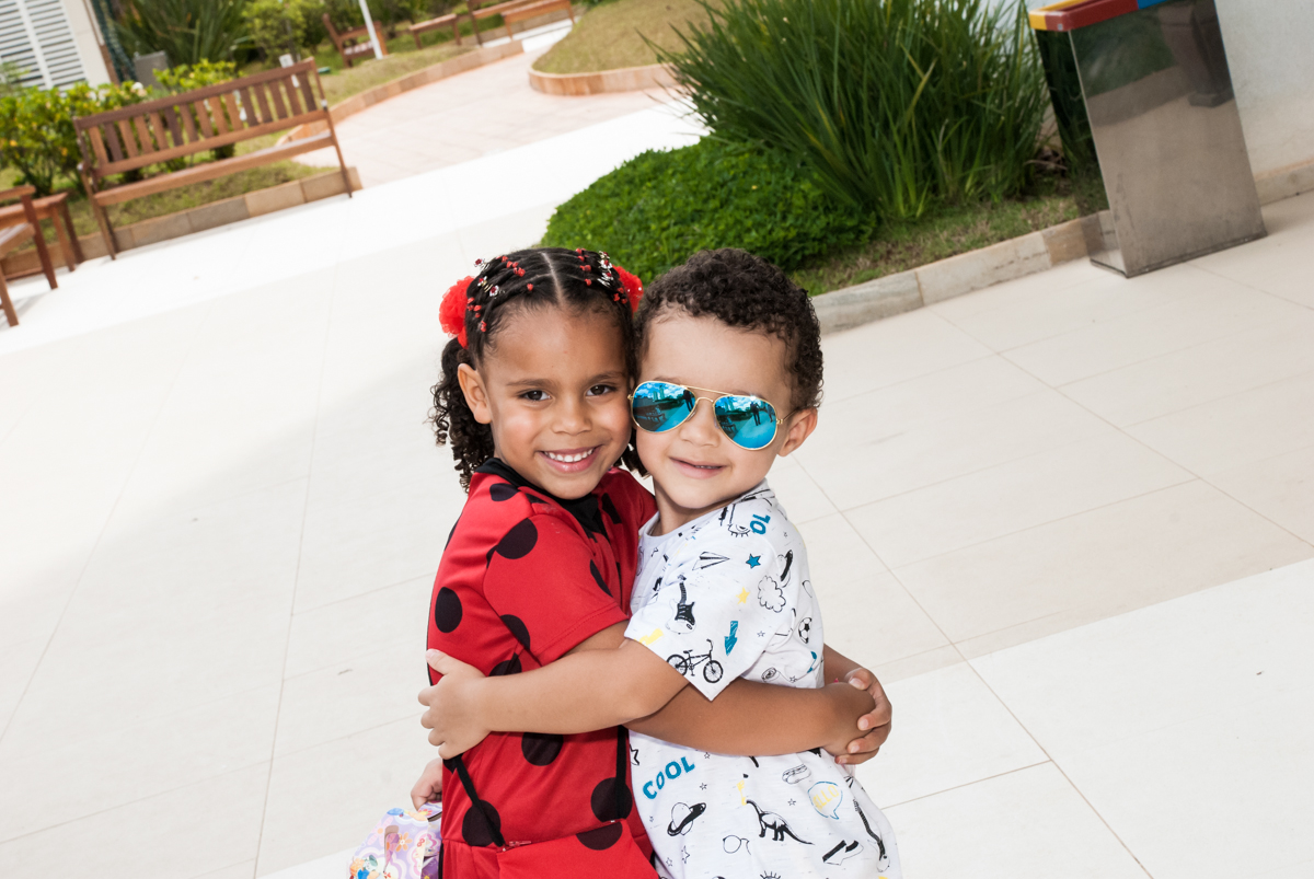 recebendo o amigo para sua festa no Condominio Vila São Francisco aniversário de Letícia 5 anos, tema da festa miraculos