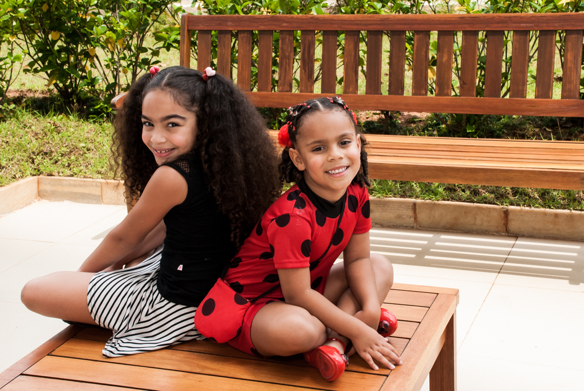 amiguinha chega para a festa no Condominio Vila São Francisco aniversário de Letícia 5 anos, tema da festa miraculos