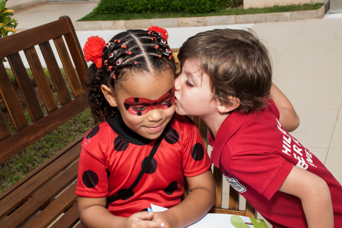 beijo do amigo no Condominio Vila São Francisco aniversário de Letícia 5 anos, tema da festa miraculos