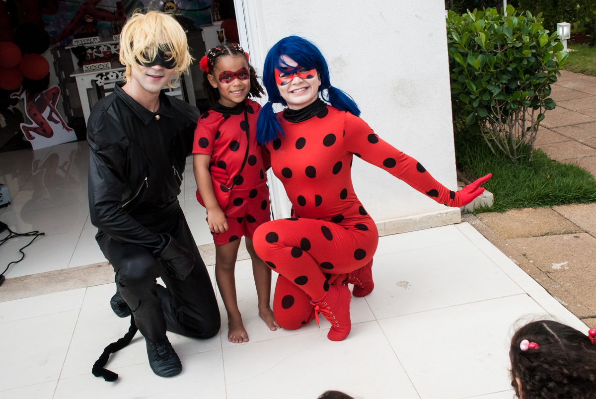 foto com a personagem lady bug no Condominio Vila São Francisco aniversário de Letícia 5 anos, tema da festa miraculos