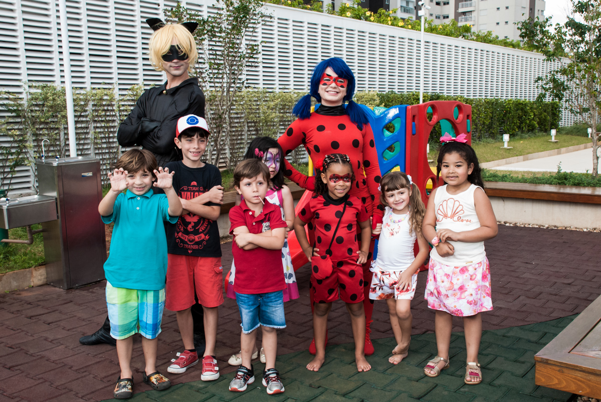 foto com os convidados no Condominio Vila São Francisco aniversário de Letícia 5 anos, tema da festa miraculos