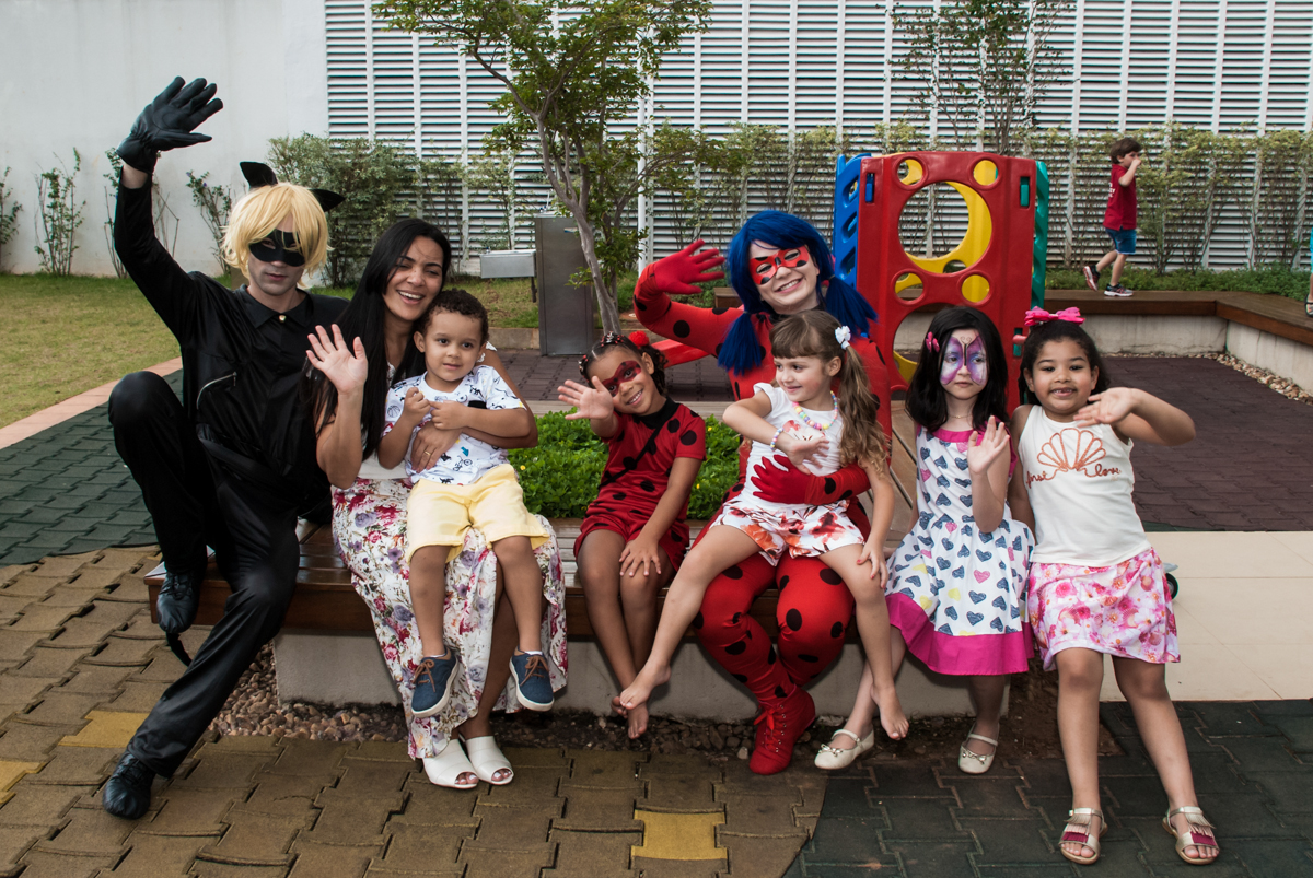 posando para a foto no jardim no Condominio Vila São Francisco aniversário de Letícia 5 anos, tema da festa miraculos