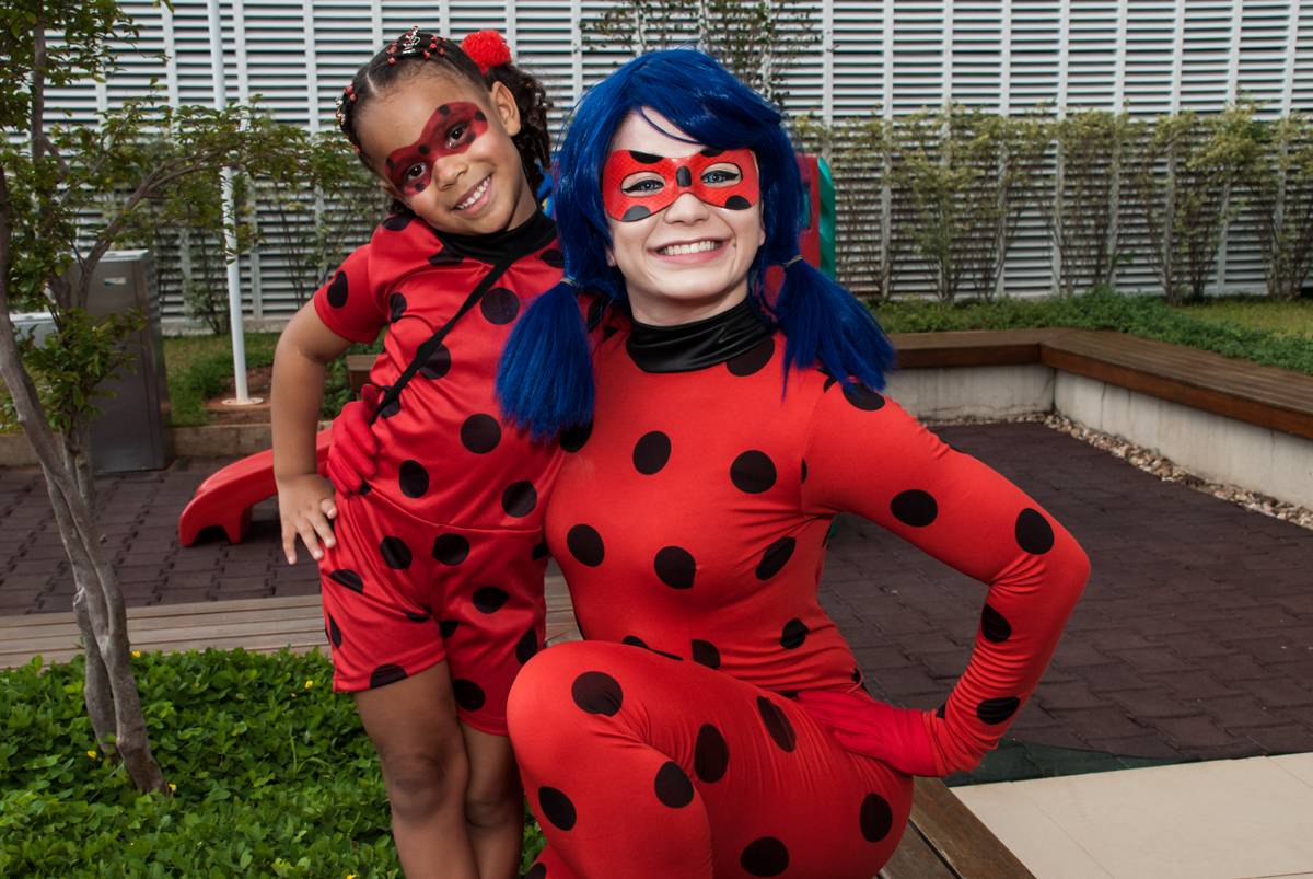 fantasia de lady bug no Condominio Vila São Francisco aniversário de Letícia 5 anos, tema da festa miraculos