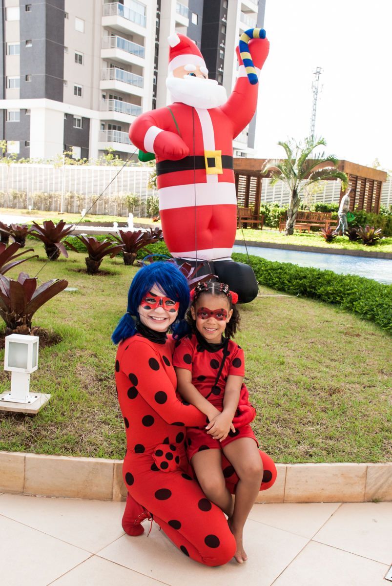 muitas fotografias no Condominio Vila São Francisco aniversário de Letícia 5 anos, tema da festa miraculos