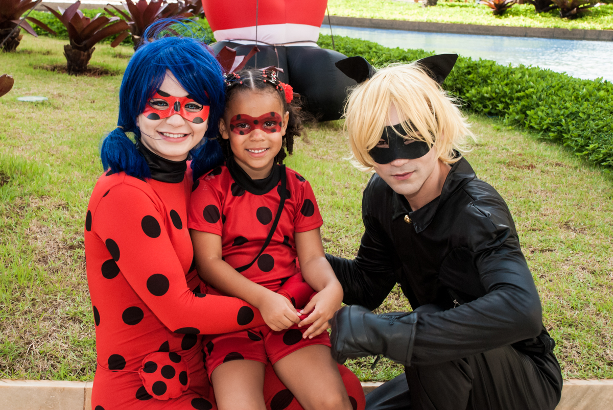 foto divertida no Condominio Vila São Francisco aniversário de Letícia 5 anos, tema da festa miraculos