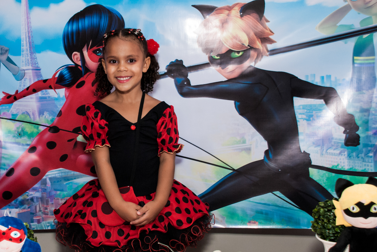 feliz no seu aniversário no Condominio Vila São Francisco aniversário de Letícia 5 anos, tema da festa miraculos