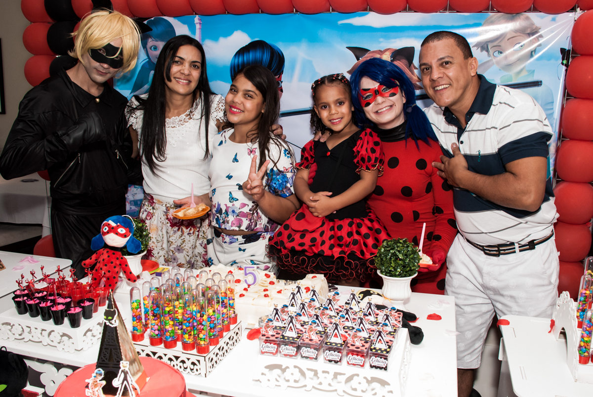família na mesa do parabéns no Condominio Vila São Francisco aniversário de Letícia 5 anos, tema da festa miraculos