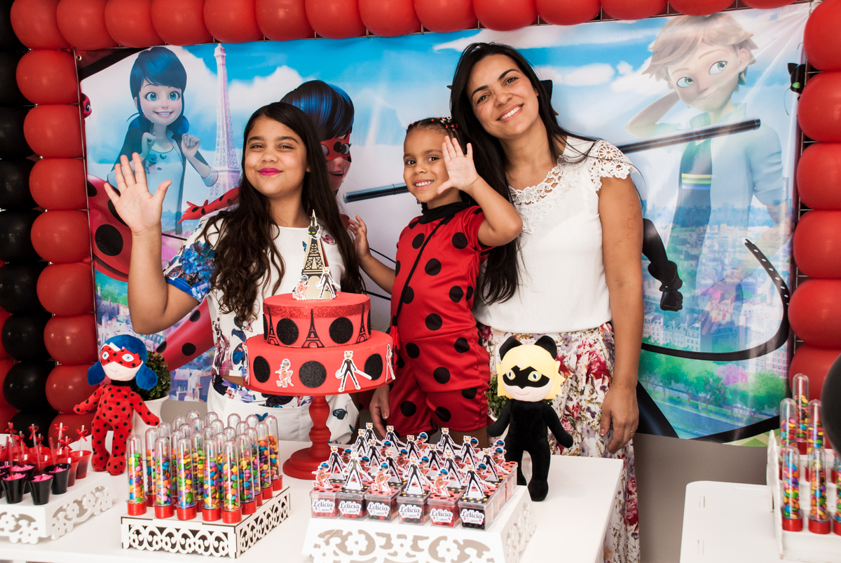 fotografia com as filhas no Condominio Vila São Francisco aniversário de Letícia 5 anos, tema da festa miraculos