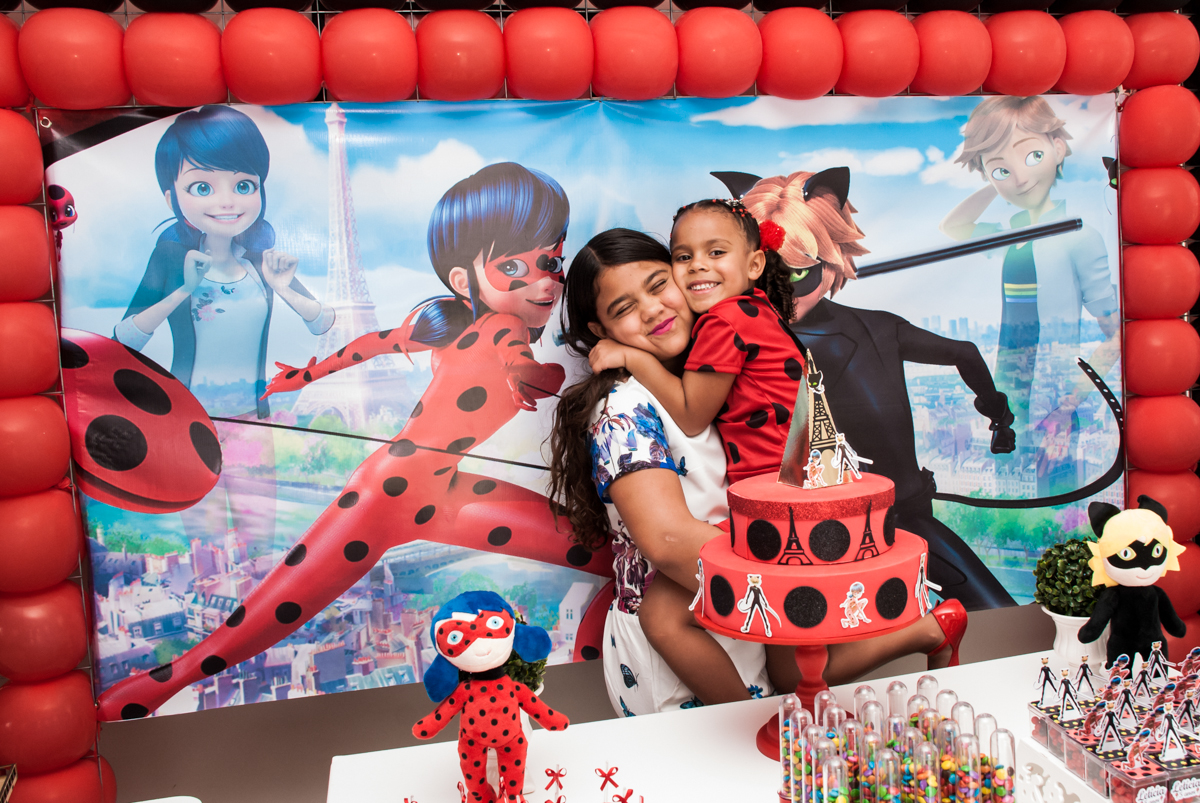 As irmãs posam para a foto no Condominio Vila São Francisco aniversário de Letícia 5 anos, tema da festa miraculos