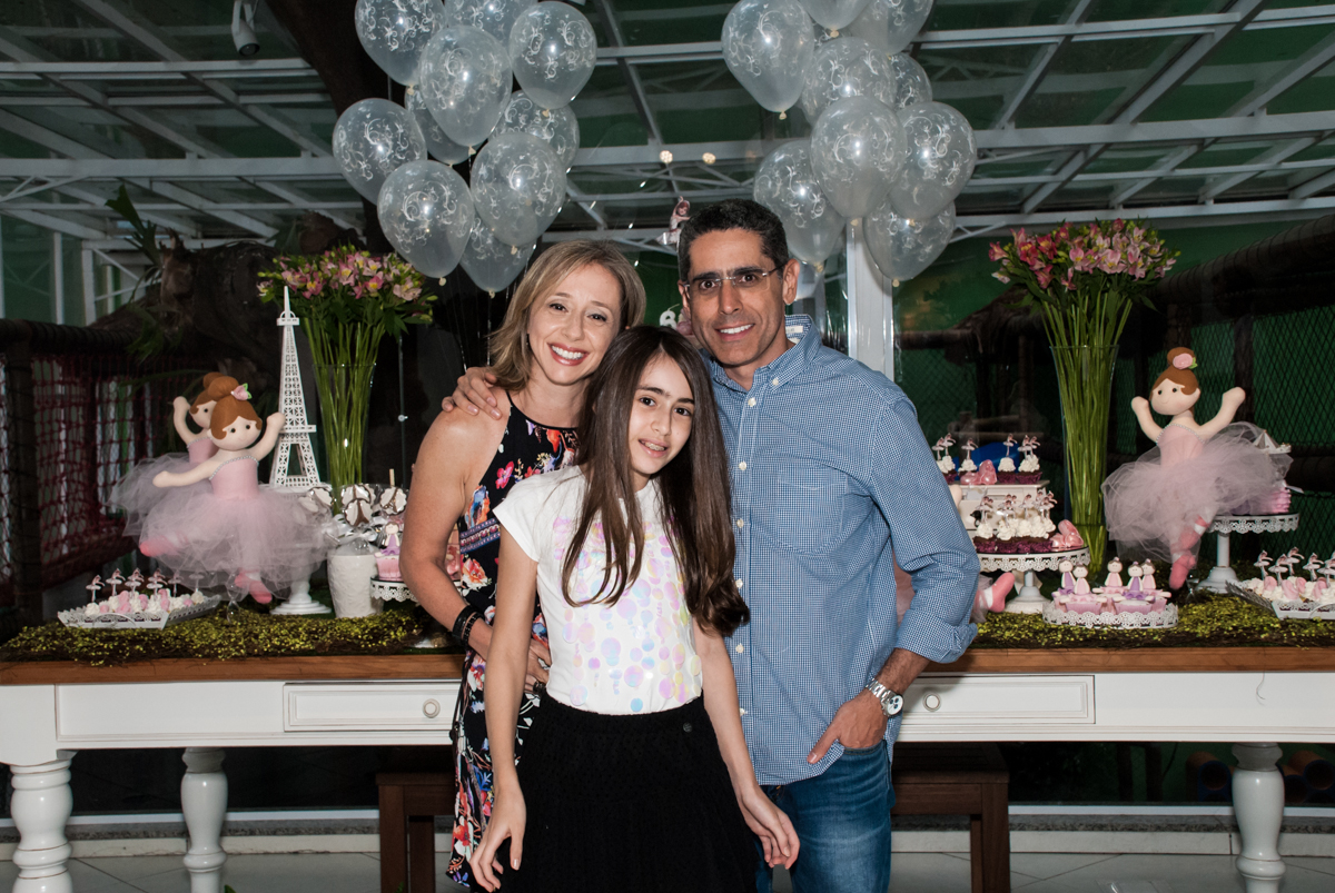 fotografia com da irmã com os pais no Buffet Espaço Viva, Alto de Pinheiros, São Paulo, aniversário de Marina6 anos, tema da festa Bailarina
