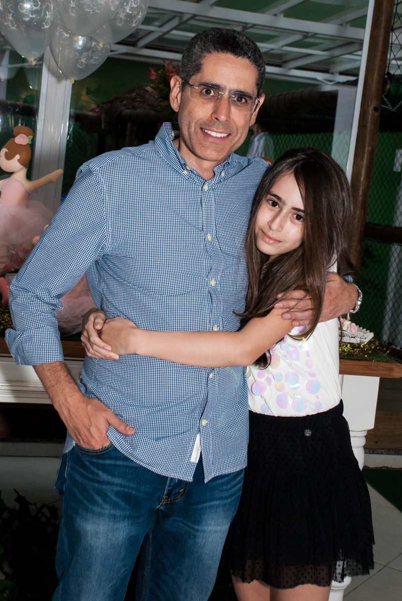 foto da irmã com o pai no Buffet Espaço Viva, Alto de Pinheiros, São Paulo, aniversário de Marina6 anos, tema da festa Bailarina