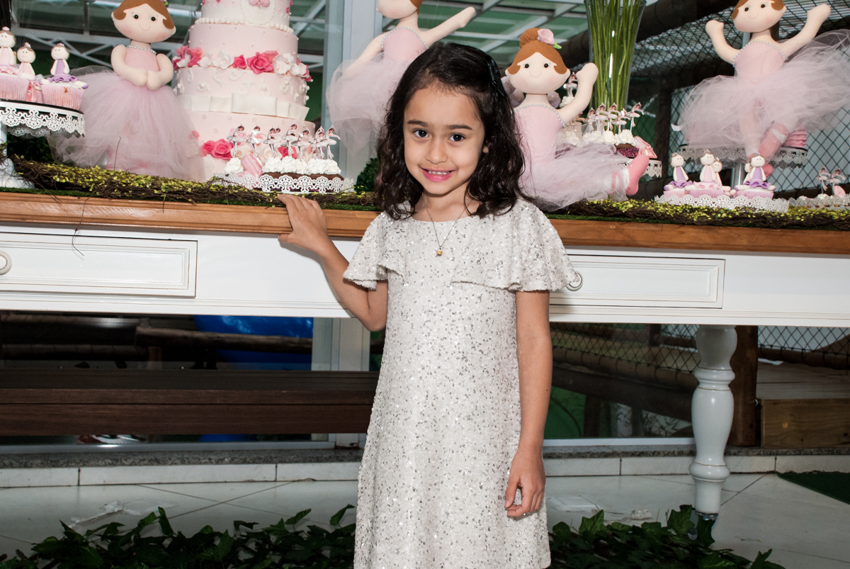 posando para a foto no Buffet Espaço Viva, Alto de Pinheiros, São Paulo, aniversário de Marina6 anos, tema da festa Bailarina