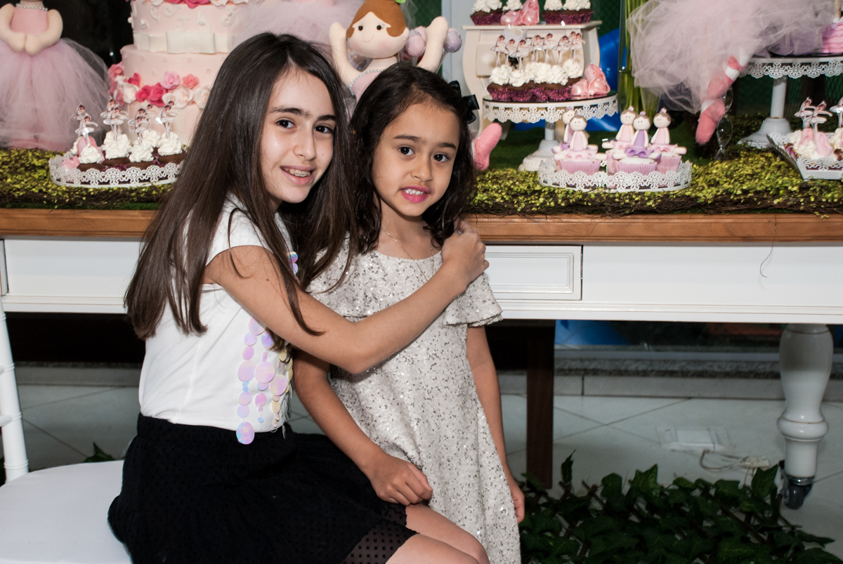fotografia das irmãs no Buffet Espaço Viva, Alto de Pinheiros, São Paulo, aniversário de Marina6 anos, tema da festa Bailarina