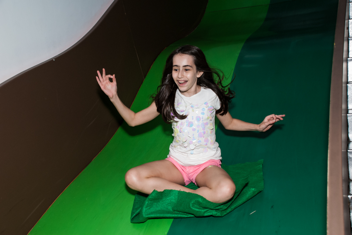 escorregador em pose de yoga no Buffet Espaço Viva, Alto de Pinheiros, São Paulo, aniversário de Marina6 anos, tema da festa Bailarina