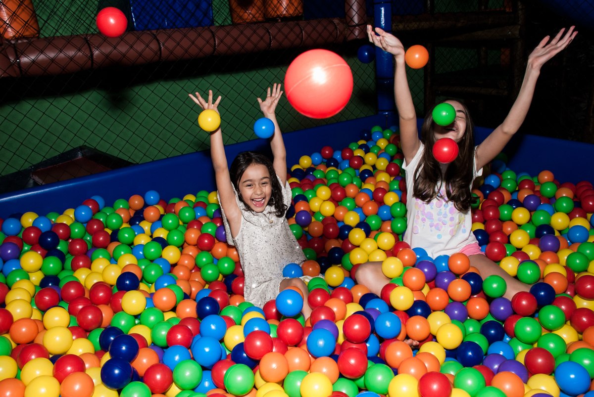 brincando na piscina de bolinhas no Buffet Espaço Viva, Alto de Pinheiros, São Paulo, aniversário de Marina6 anos, tema da festa Bailarina