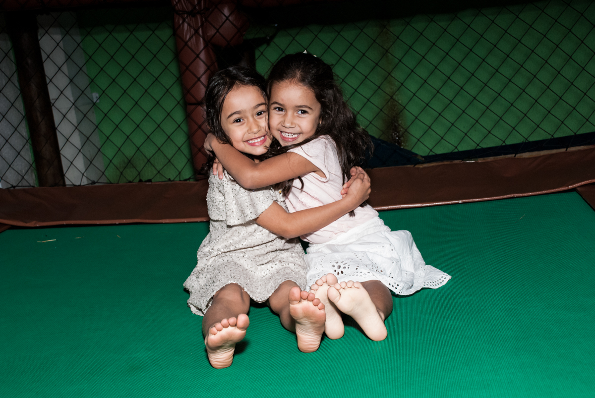 abraço na amiga no Buffet Espaço Viva, Alto de Pinheiros, São Paulo, aniversário de Marina6 anos, tema da festa Bailarina