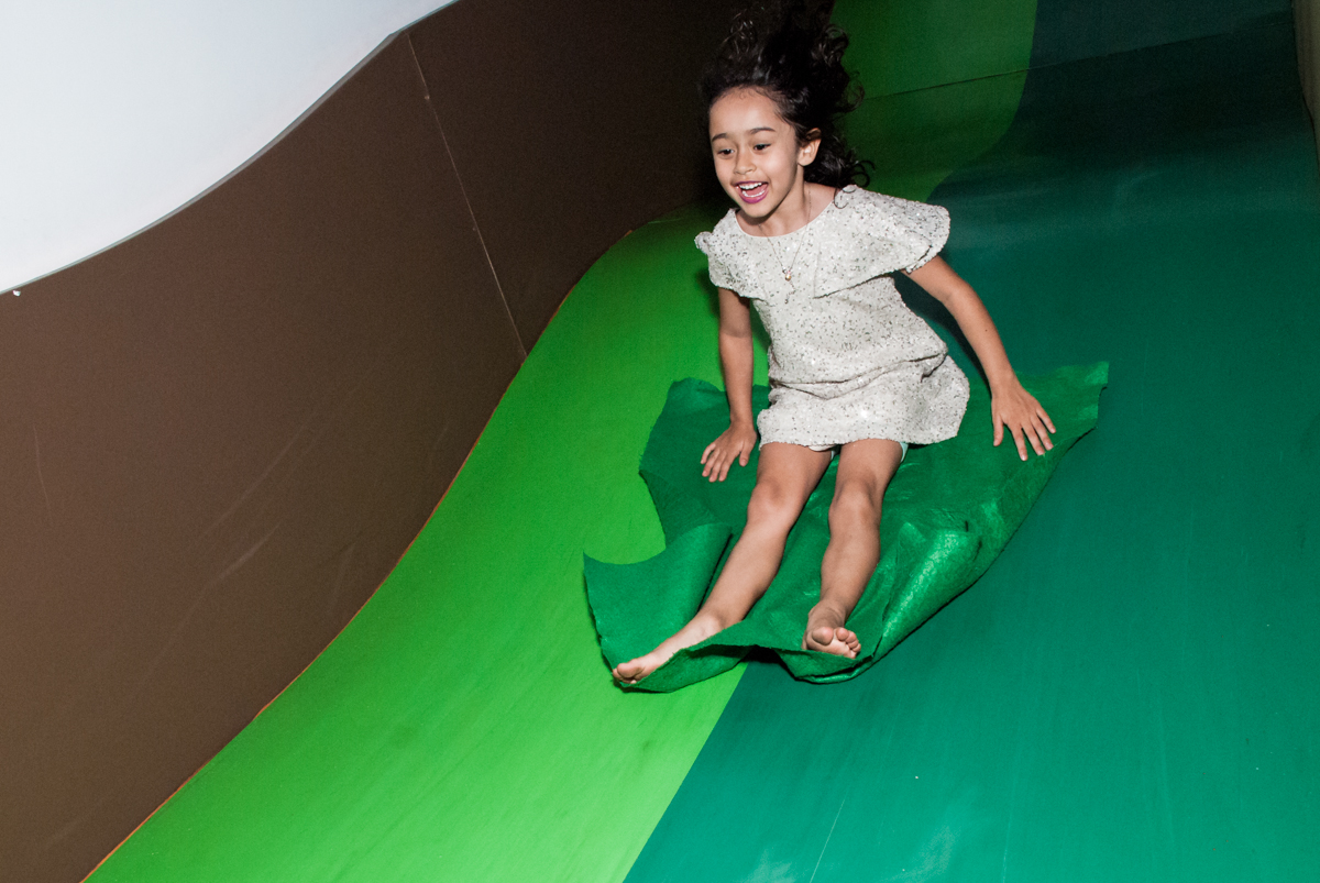 mais diversão no escorregador no Buffet Espaço Viva, Alto de Pinheiros, São Paulo, aniversário de Marina6 anos, tema da festa Bailarina