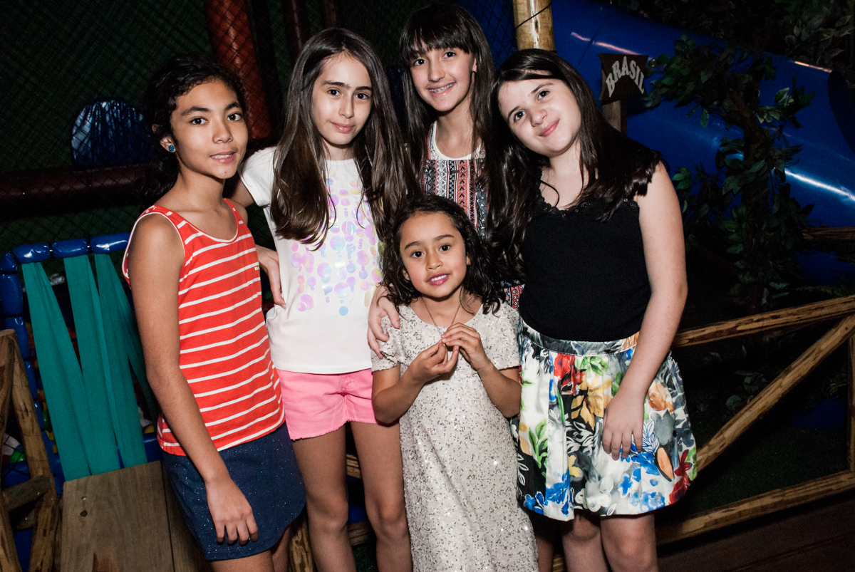 amigas posam para a foto no Buffet Espaço Viva, Alto de Pinheiros, São Paulo, aniversário de Marina6 anos, tema da festa Bailarina