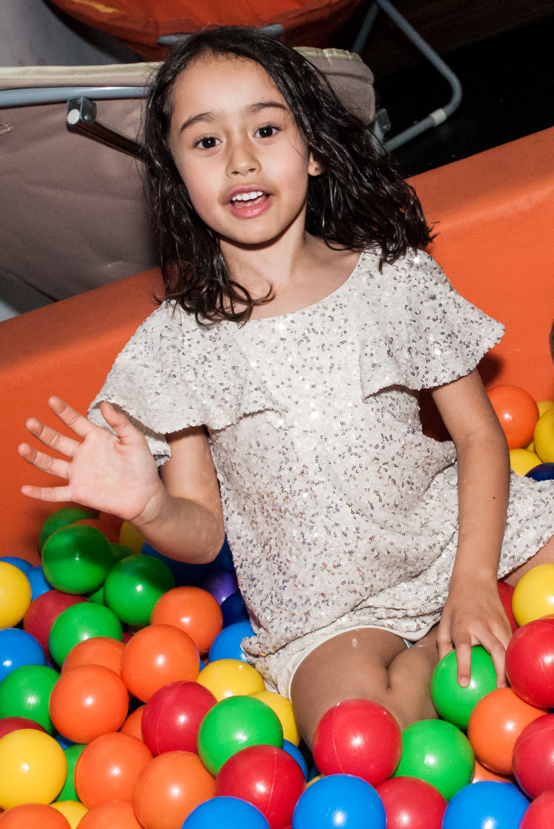 piscina de bolinhas divertida no Buffet Espaço Viva, Alto de Pinheiros, São Paulo, aniversário de Marina6 anos, tema da festa Bailarina