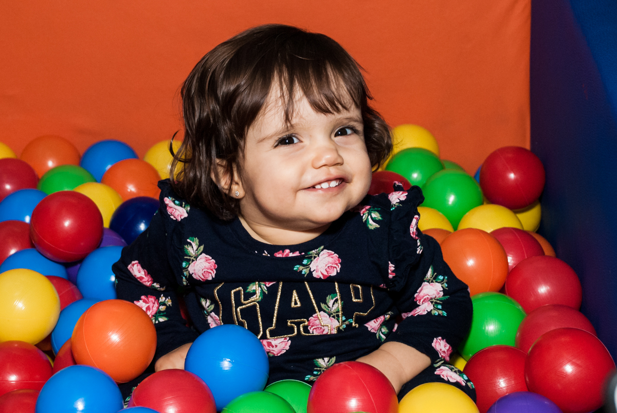 curtindo a piscina de bolinhas no Buffet Espaço Viva, Alto de Pinheiros, São Paulo, aniversário de Marina6 anos, tema da festa Bailarina