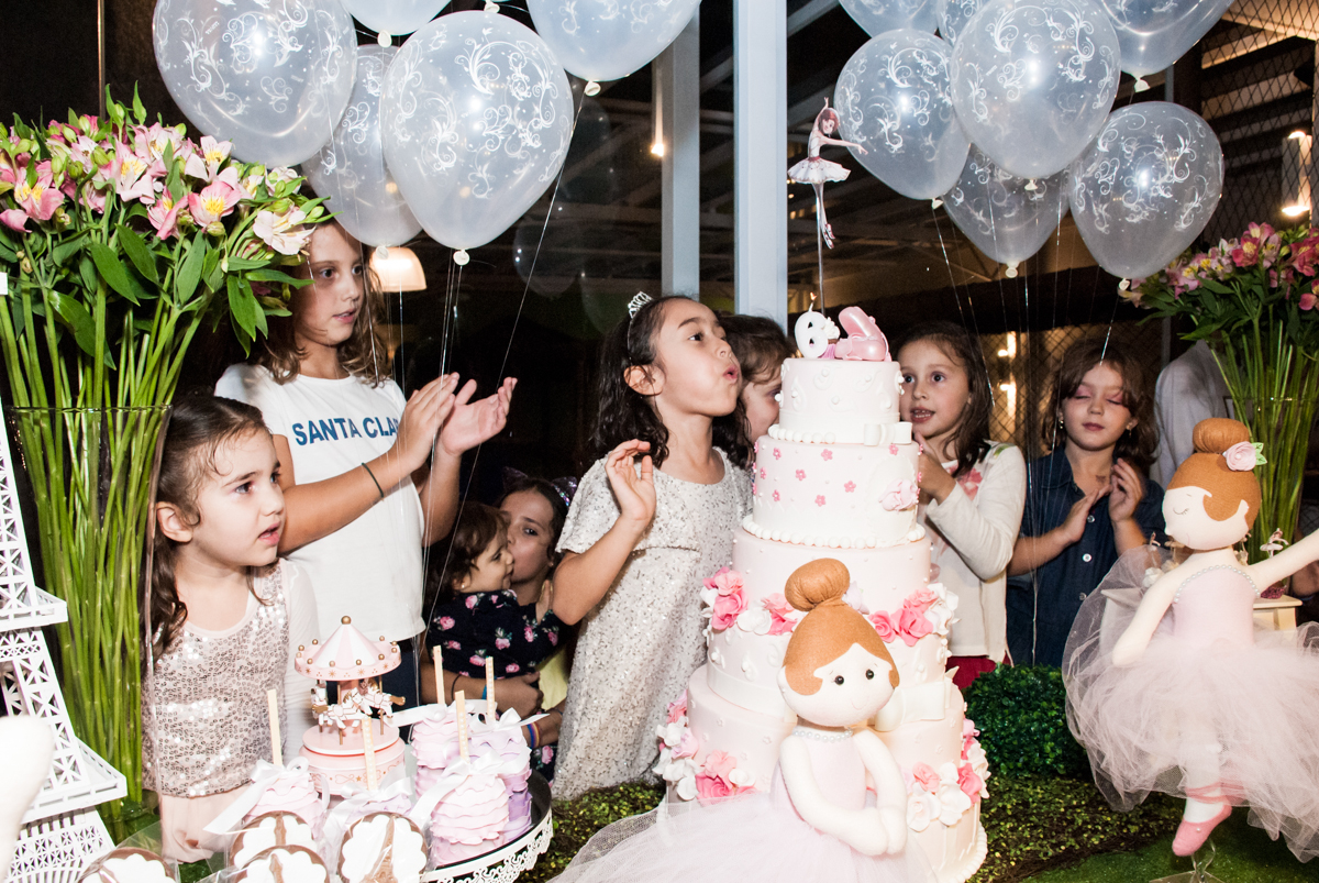 soprando a vela do bolo no Buffet Espaço Viva, Alto de Pinheiros, São Paulo, aniversário de Marina6 anos, tema da festa Bailarina