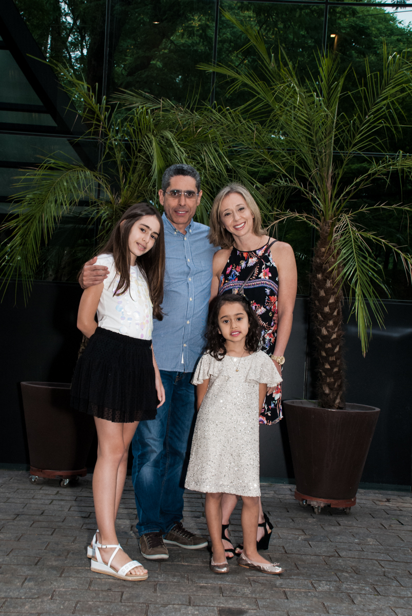 fotografia da família no Buffet Espaço Viva, Alto de Pinheiros, São Paulo, aniversário de Marina6 anos, tema da festa Bailarina