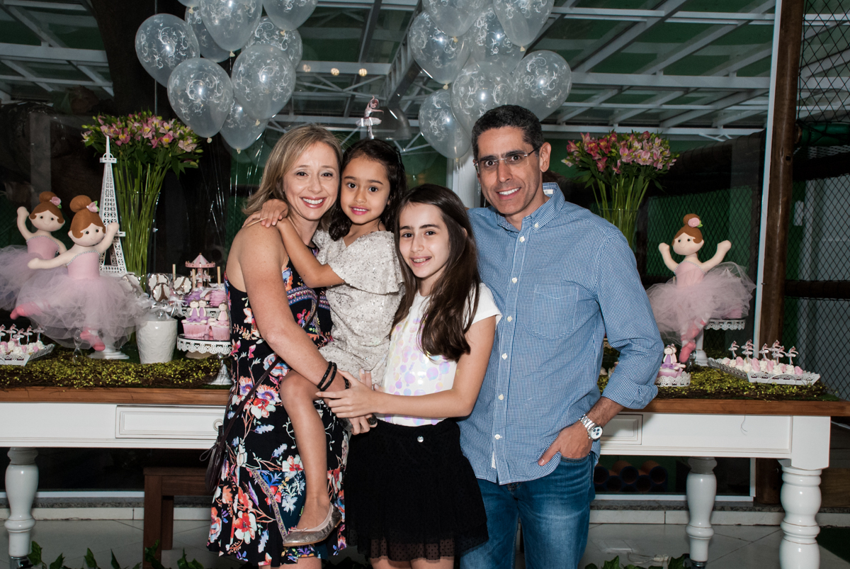 família sendo fotografada na mesa temática no Buffet Espaço Viva, Alto de Pinheiros, São Paulo, aniversário de Marina6 anos, tema da festa Bailarina