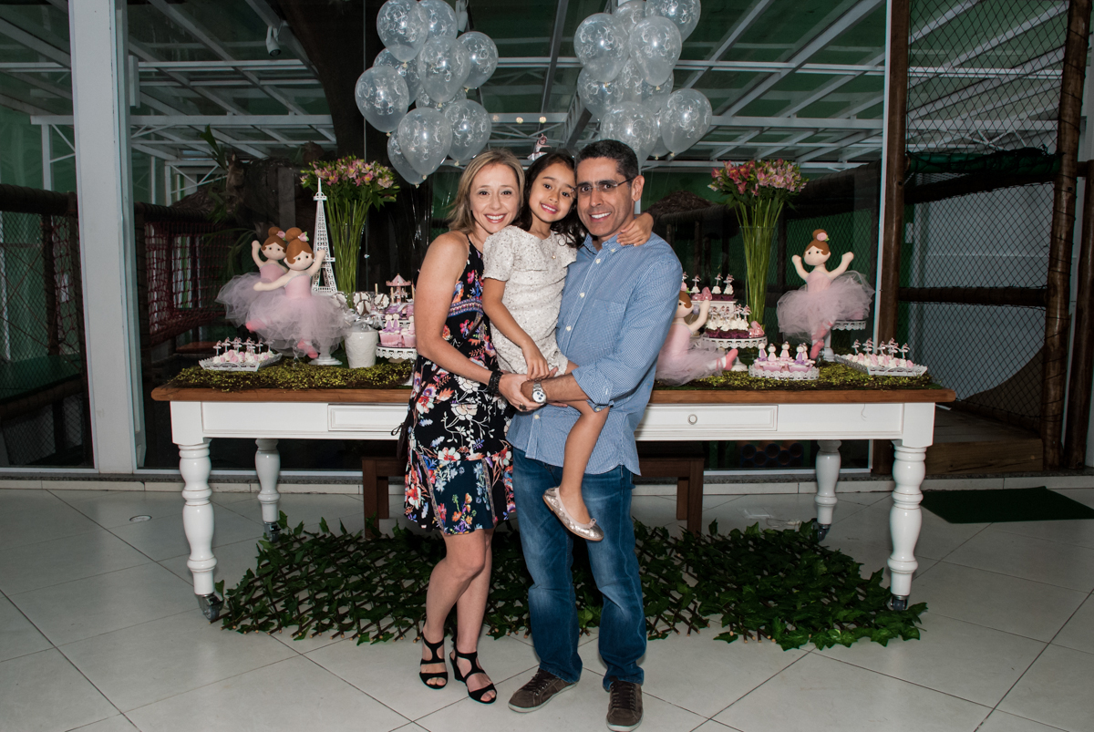 aniversariante faz foto com os pais no Buffet Espaço Viva, Alto de Pinheiros, São Paulo, aniversário de Marina6 anos, tema da festa Bailarina