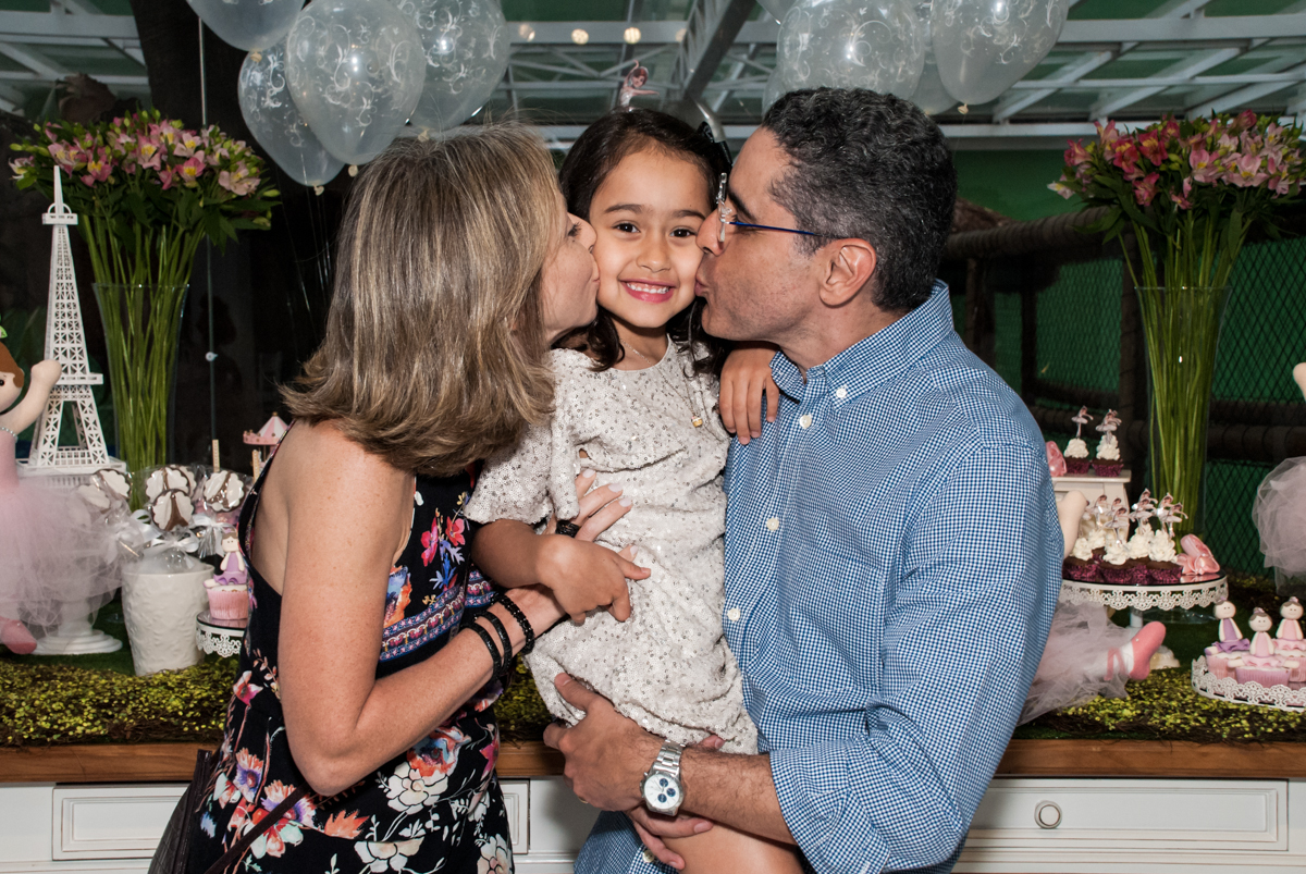beijo sanduiche no Buffet Espaço Viva, Alto de Pinheiros, São Paulo, aniversário de Marina6 anos, tema da festa Bailarina