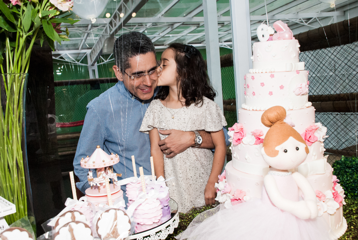 foto pai e filha no Buffet Espaço Viva, Alto de Pinheiros, São Paulo, aniversário de Marina6 anos, tema da festa Bailarina