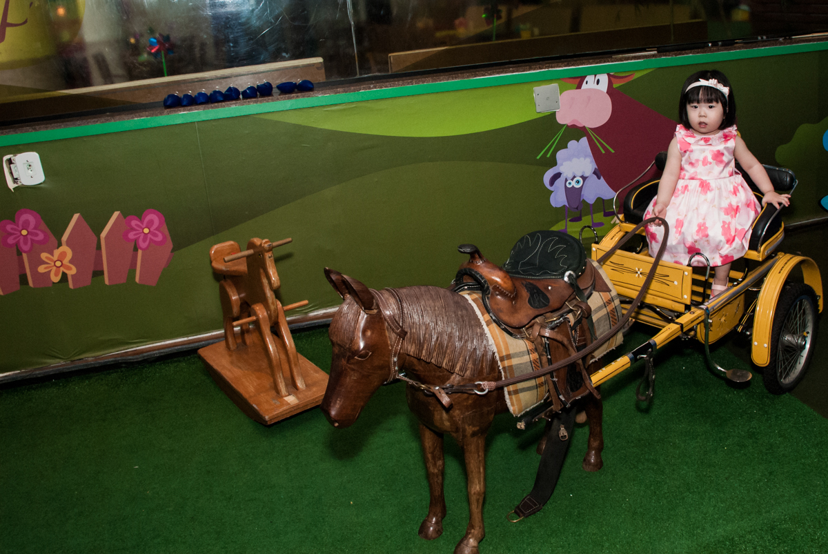 brincando na charrete no fotografia da família na mesa temática no Buffet Viva Vida, Butantã, São Paulo, aniversário de Julia Yumi, tema da festa Backardigans