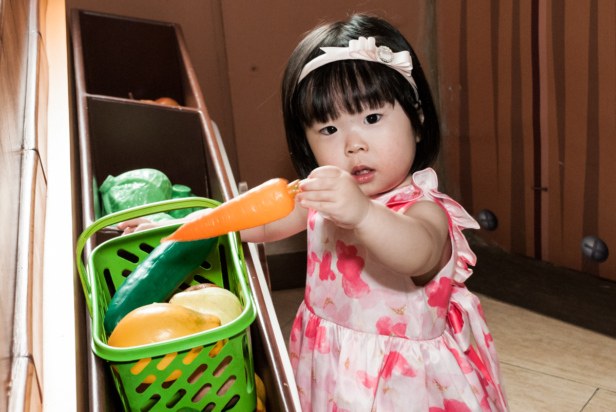 fazendo compras no mercadinho do fotografia da família na mesa temática no Buffet Viva Vida, Butantã, São Paulo, aniversário de Julia Yumi, tema da festa Backardigans