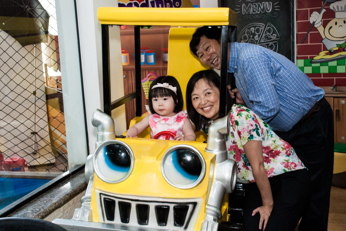 os pais também se diverte no carrinho no fotografia da família na mesa temática no Buffet Viva Vida, Butantã, São Paulo, aniversário de Julia Yumi, tema da festa Backardigans