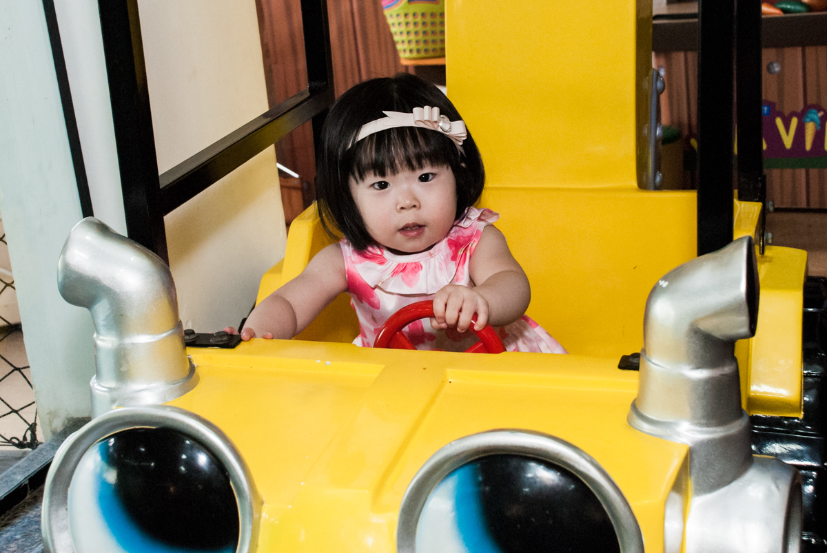 dirigindo o carrinho no fotografia da família na mesa temática no Buffet Viva Vida, Butantã, São Paulo, aniversário de Julia Yumi, tema da festa Backardigans