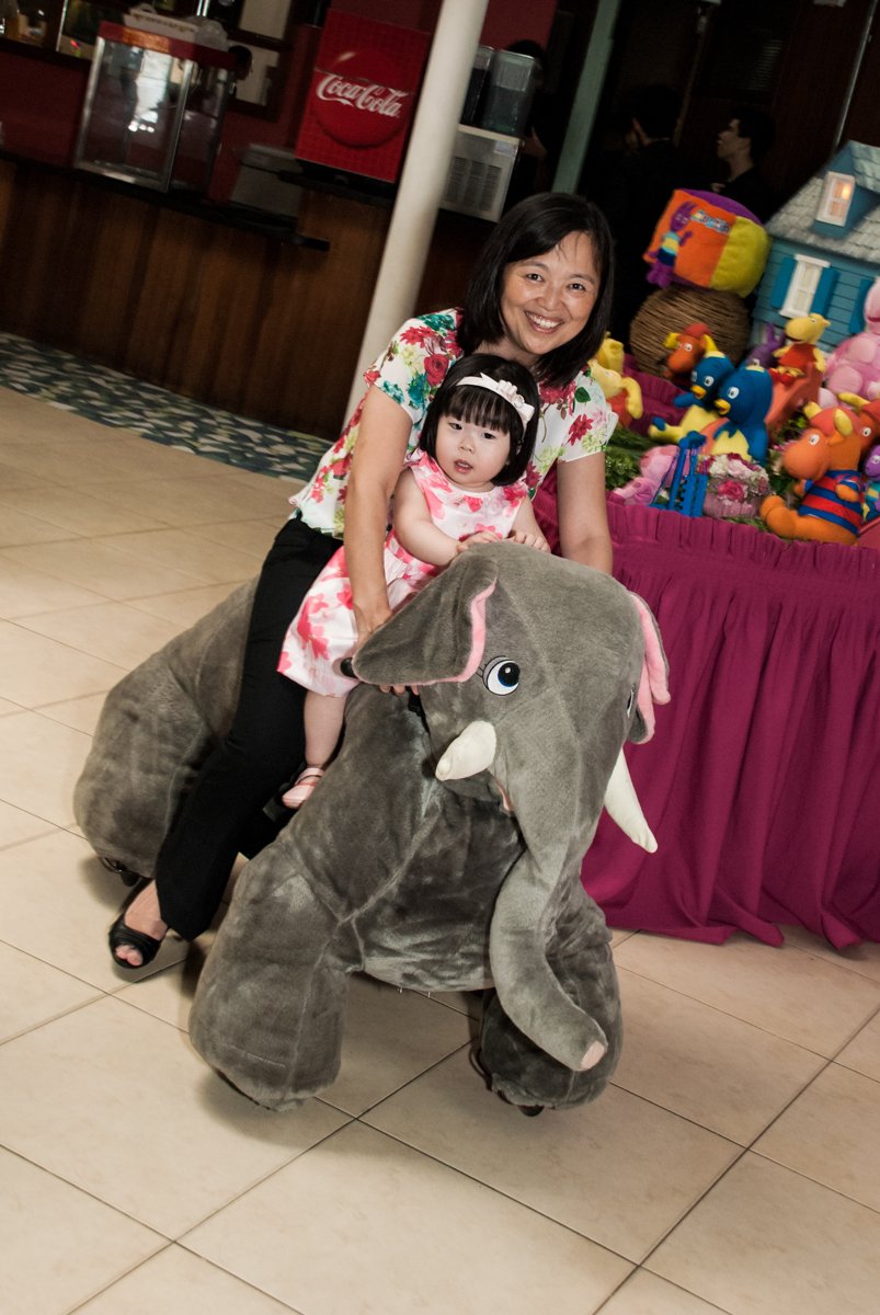 passeando no elefante no fotografia da família na mesa temática no Buffet Viva Vida, Butantã, São Paulo, aniversário de Julia Yumi, tema da festa Backardigans