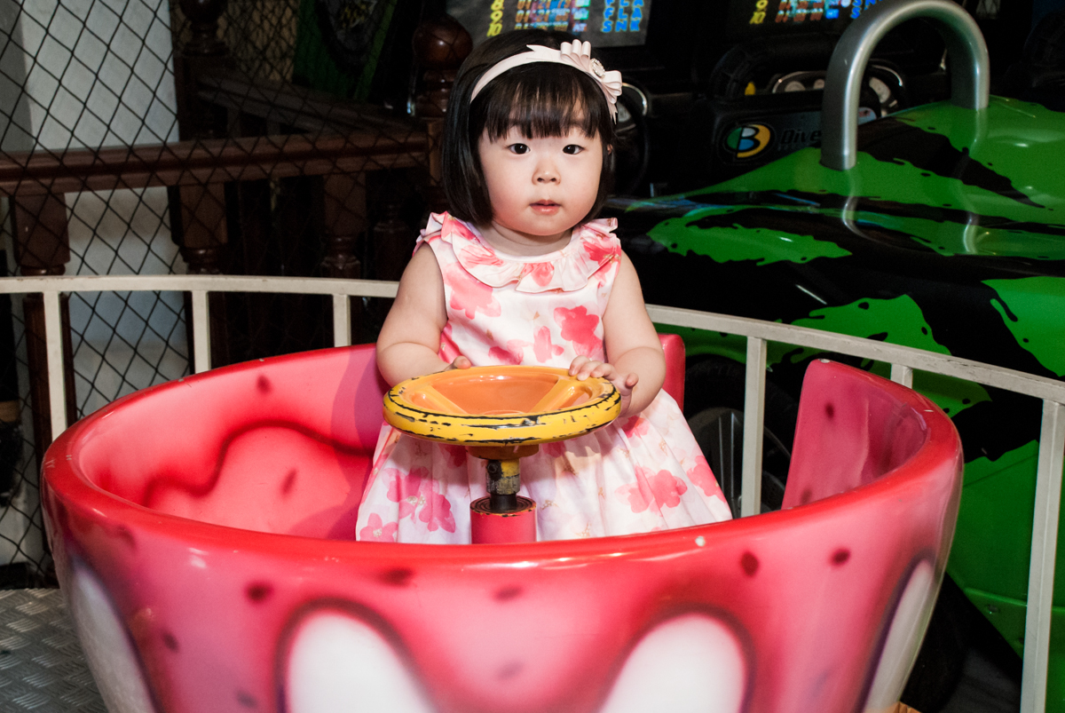 dirugindo o carrinho no fotografia da família na mesa temática no Buffet Viva Vida, Butantã, São Paulo, aniversário de Julia Yumi, tema da festa Backardigans