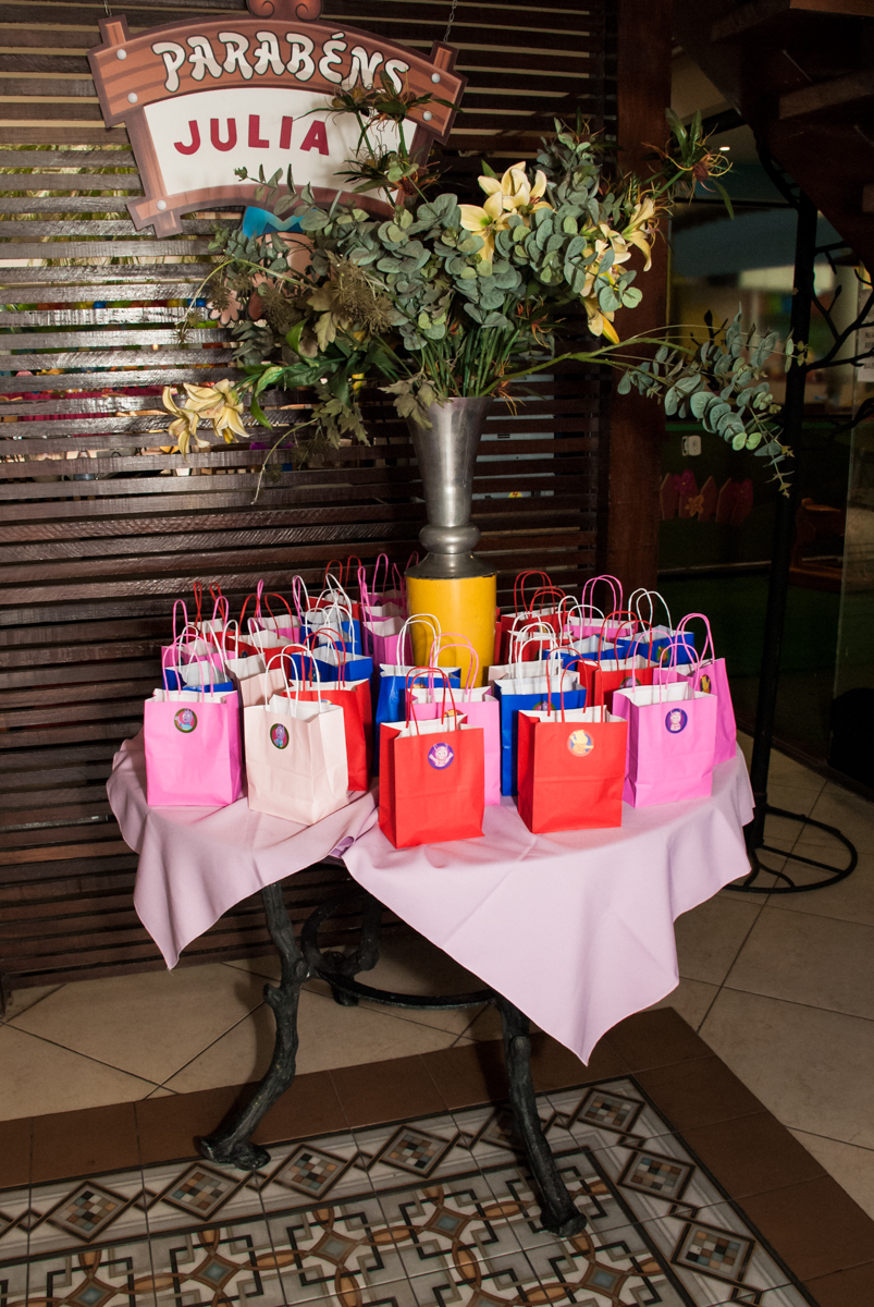 lembrancinha da festa para as crianças no Buffet Viva Vida, Butantã, São Paulo, aniversário de Julia Yumi, tema da festa Backardigans