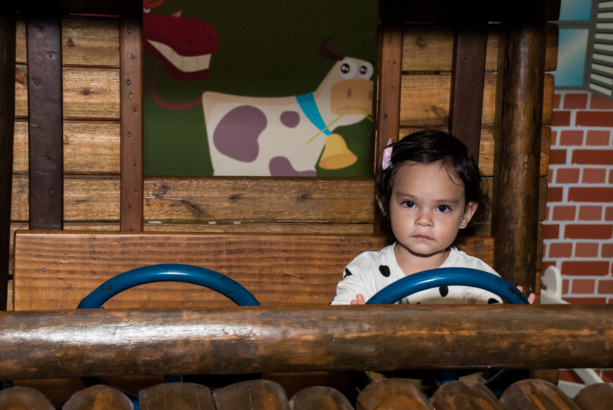 curtindo a área baby no fotografia da família na mesa temática no Buffet Viva Vida, Butantã, São Paulo, aniversário de Julia Yumi, tema da festa Backardigans