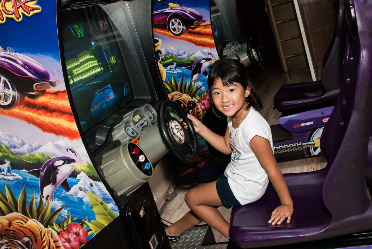 posando para a foto no fotografia da família na mesa temática no Buffet Viva Vida, Butantã, São Paulo, aniversário de Julia Yumi, tema da festa Backardigans