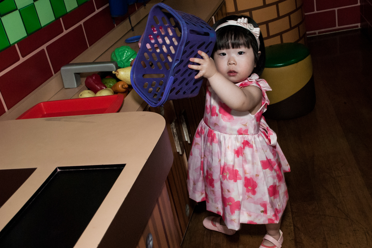 comprando legumes no mercadinho no fotografia da família na mesa temática no Buffet Viva Vida, Butantã, São Paulo, aniversário de Julia Yumi, tema da festa Backardigans