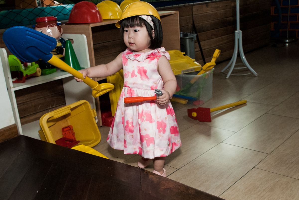 trabalhando na construção no fotografia da família na mesa temática no Buffet Viva Vida, Butantã, São Paulo, aniversário de Julia Yumi, tema da festa Backardigans