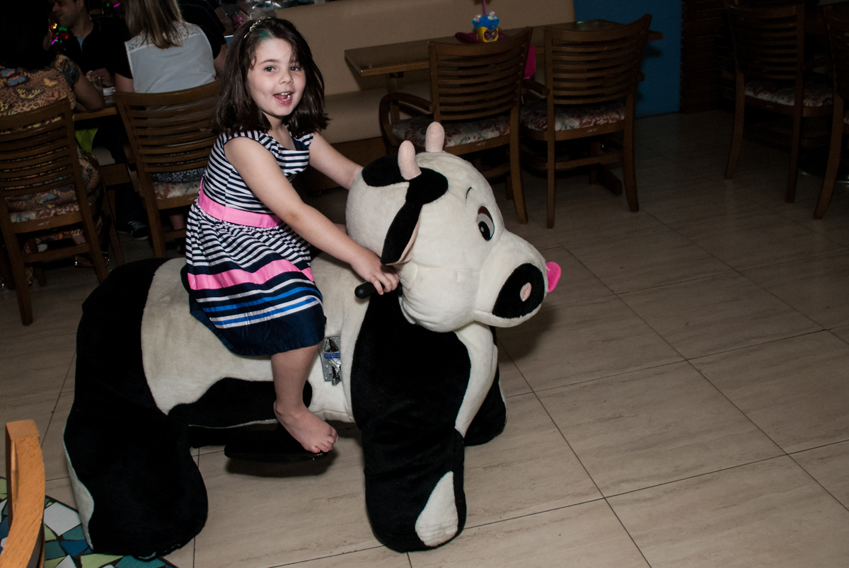 convidada brinca com a vaquinha no fotografia da família na mesa temática no Buffet Viva Vida, Butantã, São Paulo, aniversário de Julia Yumi, tema da festa Backardigans
