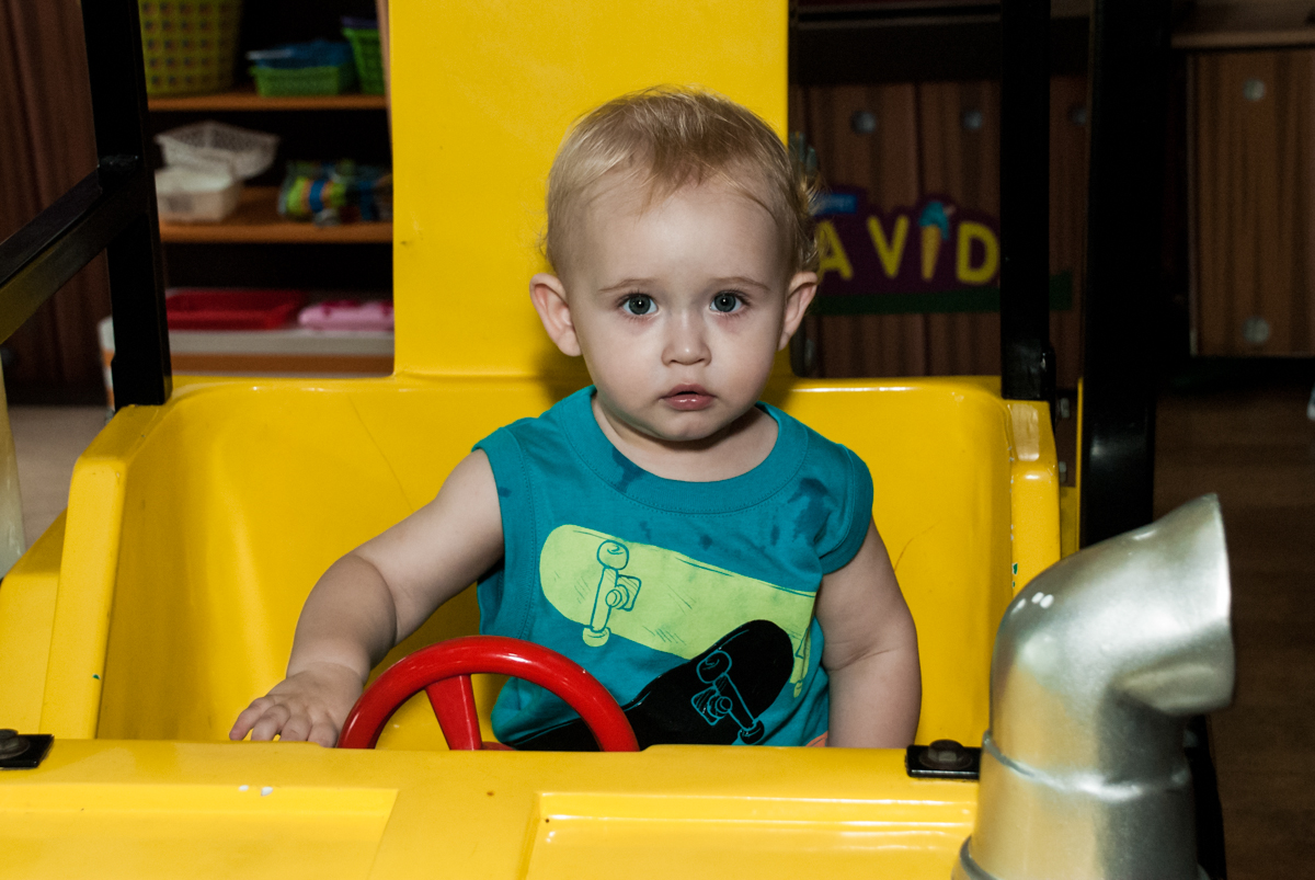 bebê também brinca no carrinho no fotografia da família na mesa temática no Buffet Viva Vida, Butantã, São Paulo, aniversário de Julia Yumi, tema da festa Backardigans