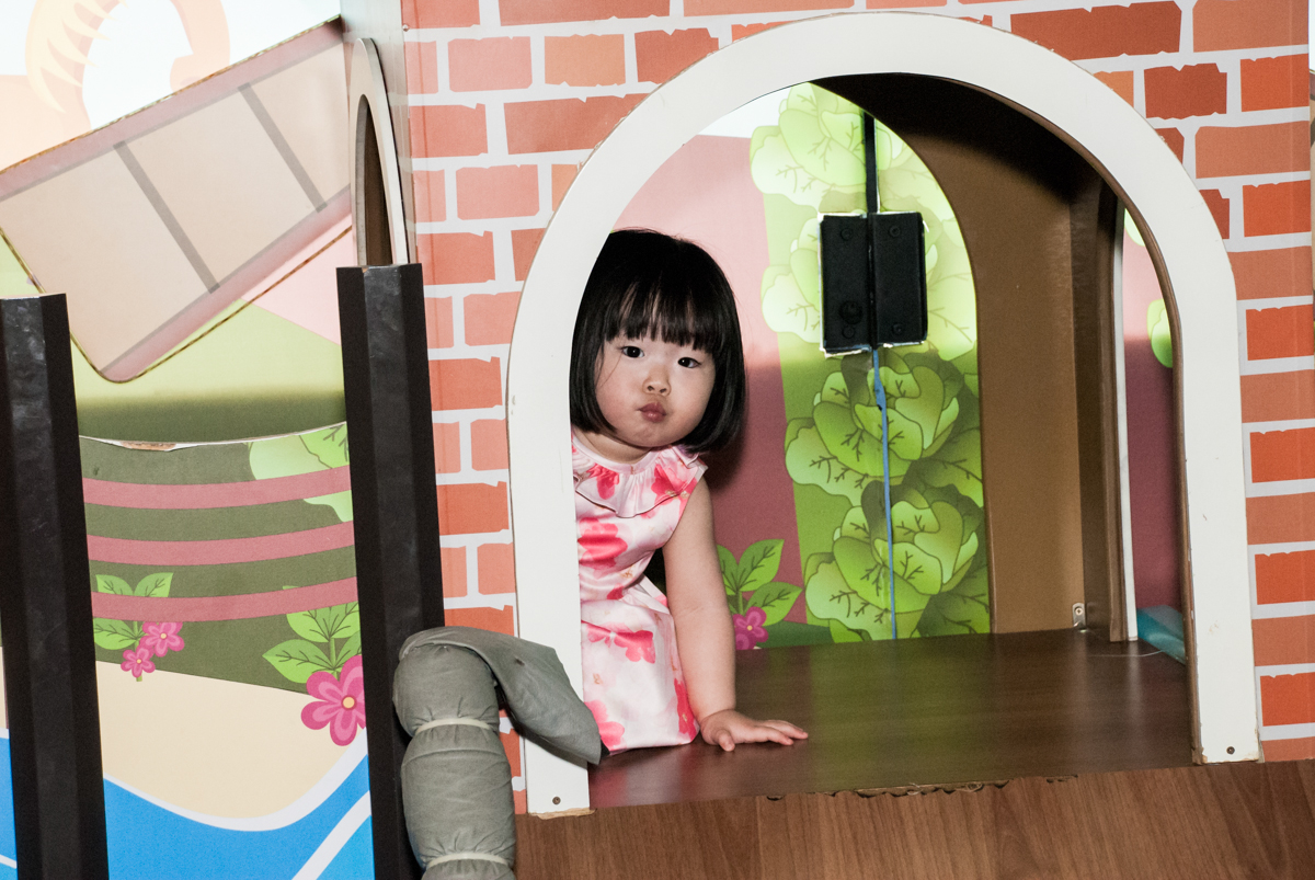 brincando de esconde esconde na casinha no fotografia da família na mesa temática no Buffet Viva Vida, Butantã, São Paulo, aniversário de Julia Yumi, tema da festa Backardigans