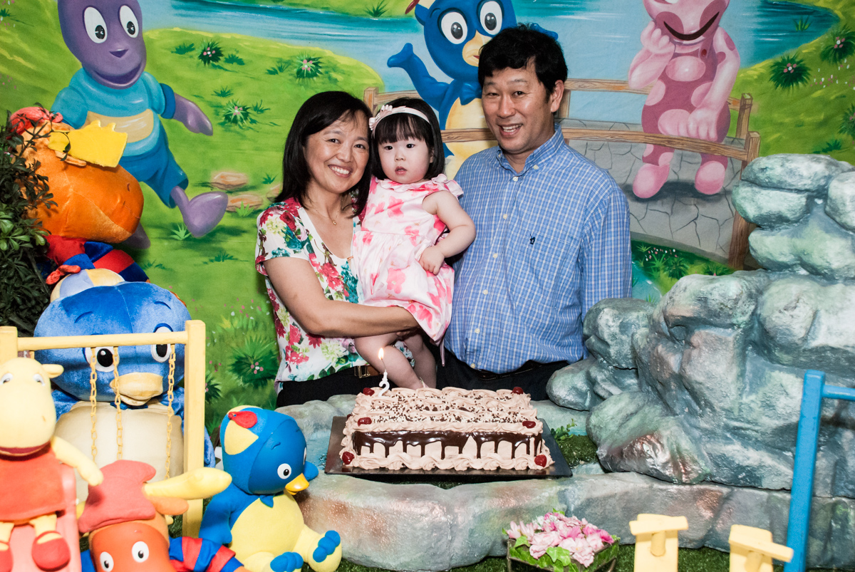 hora de cantar o parabéns no fotografia da família na mesa temática no Buffet Viva Vida, Butantã, São Paulo, aniversário de Julia Yumi, tema da festa Backardigans